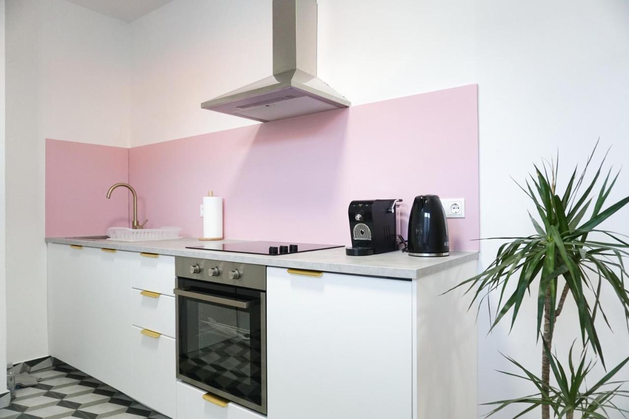 Vibrant Design Apartments - Full Kitchen - Wi-Fi - 18 Mins To City Centre Bécs Kültér fotó