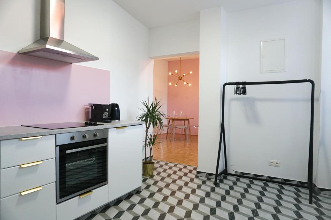 Vibrant Design Apartments - Full Kitchen - Wi-Fi - 18 Mins To City Centre Bécs Kültér fotó